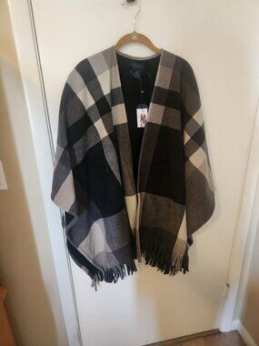 Cape/throw poncho